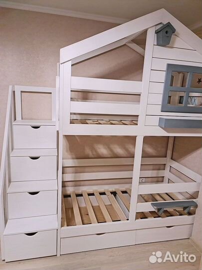 Детская двухъярусная кровать