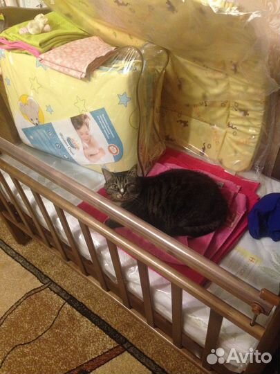 Детская кроватка с маятником