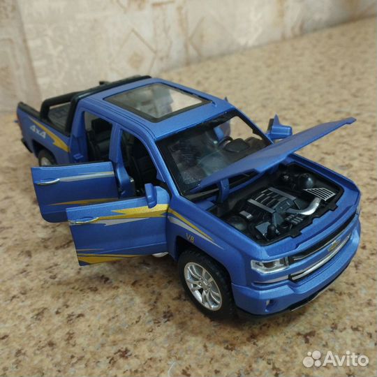 Chevrolet Silverado в масштабе 1:32 синий