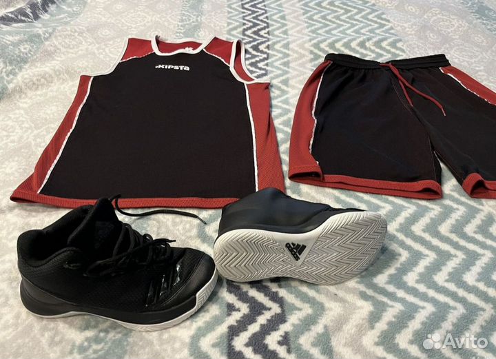 Баскетбольные кроссовки adidas