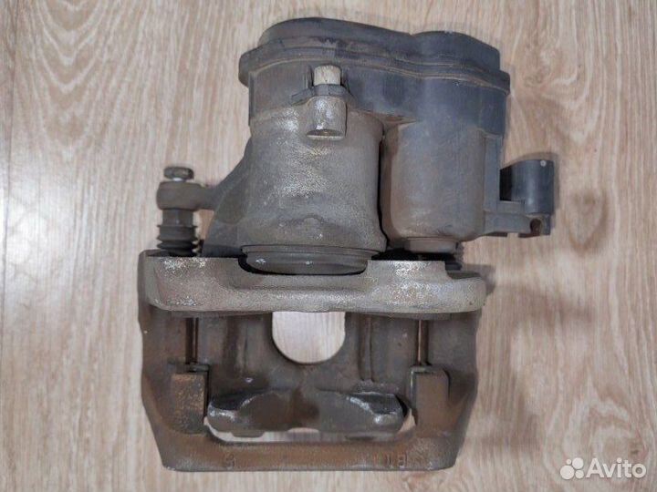 Суппорт задний левый Bmw 5 F10 N52B25 2011