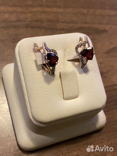 Золотые серьги с гранатом
