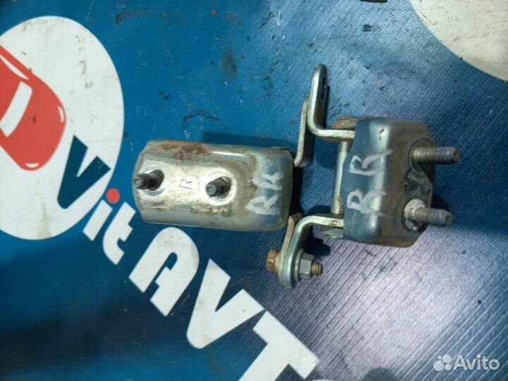 Шарнир двери задний правый Toyota Prius NHW10