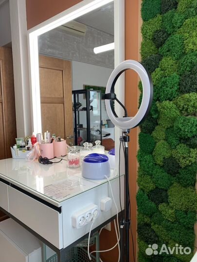 Туалетный столик с зеркалом и подсветкой