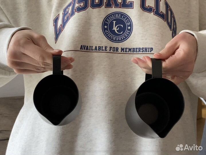 Пара питчеров для молока