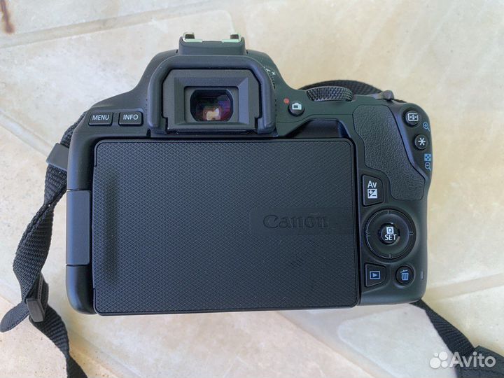 Зеркальный фотоаппарат Canon EOS 250D Kit 18-55mm