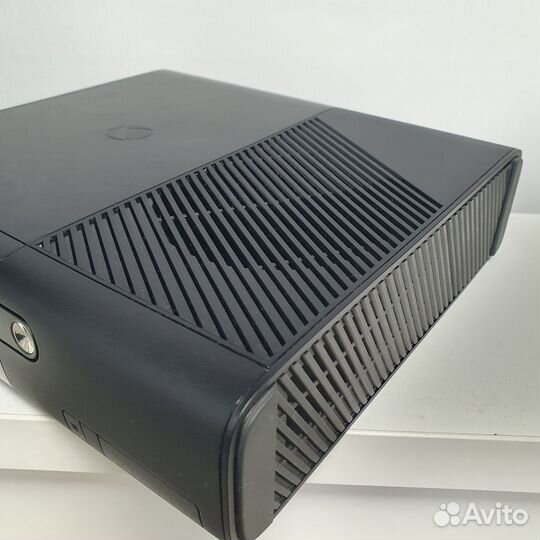 Xbox 360 E 250GB + 7 игр и комплект