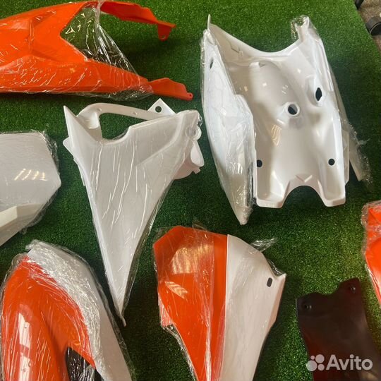 Комплект пластика Kayo K1/ GR1/ BSE Z1 белый/ оран