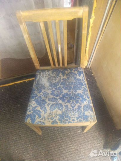 Стул старый деревянный