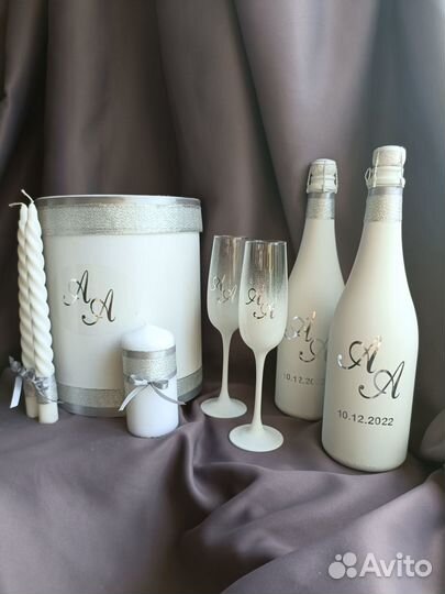 Свадебное шампанское, бокалы, свечи, очаг