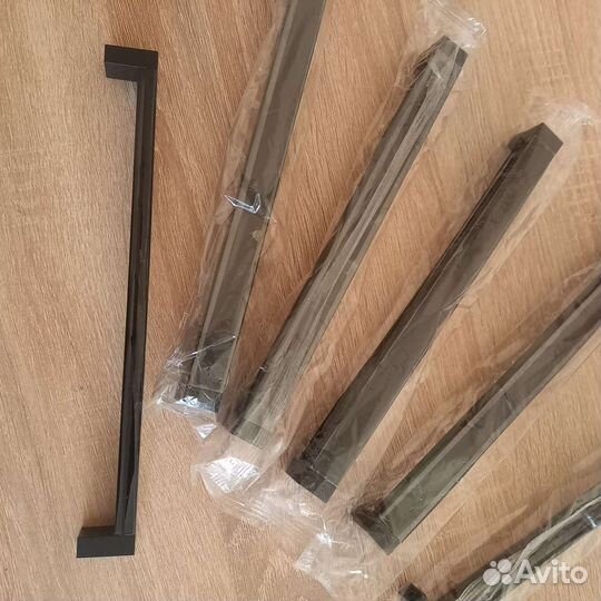 Мебельные ручки на шкаф черные