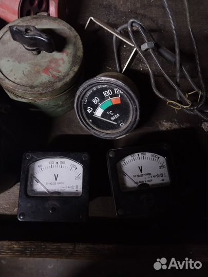 Вольтметры,манометр,силовые выключатели,пробки