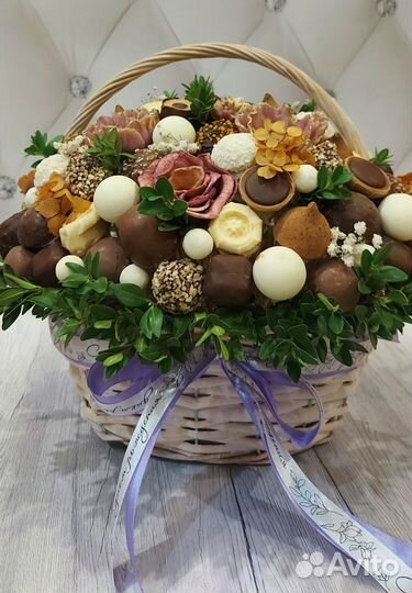 Букет в корзине из конфет на 8 марта