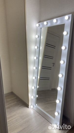 Гримерное зеркало с лампочками