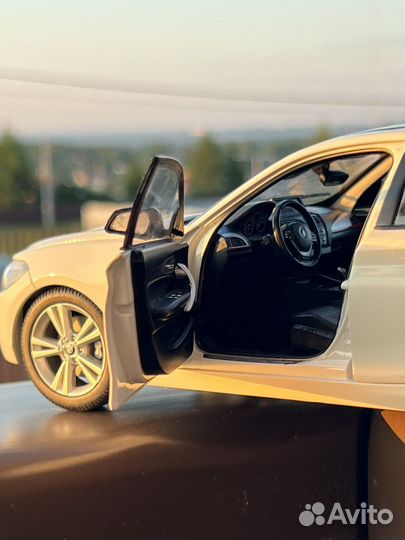 Модель автомобиля 1:18 BMW 1 f20 белая