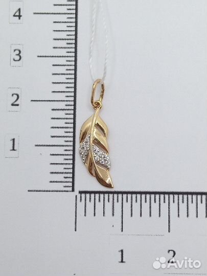 Золотая подвеска с камнем