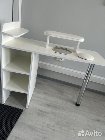 Маникюрный стол