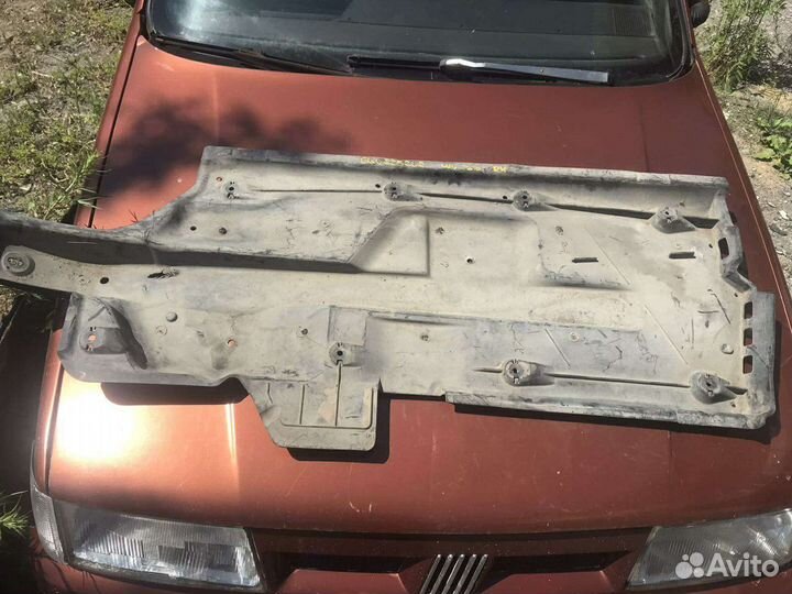 Volkswagen Polo пыльник двигателя