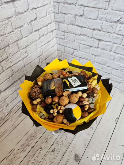 Букет из орехов и сухофруктов для мужчины