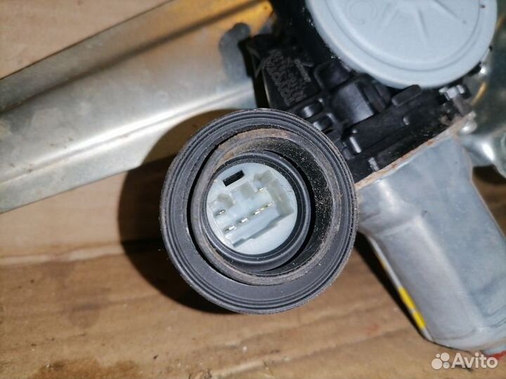 Стеклоподъемник электр. задний правый Toyota RAV4