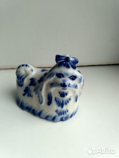 Фарфоровая фигурка Собака с бантиком Гжель