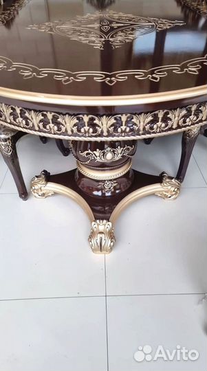 Большой обеденный стол