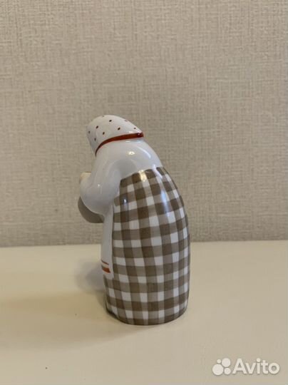 Фарфоровая статуэтка бабушка с котёнком