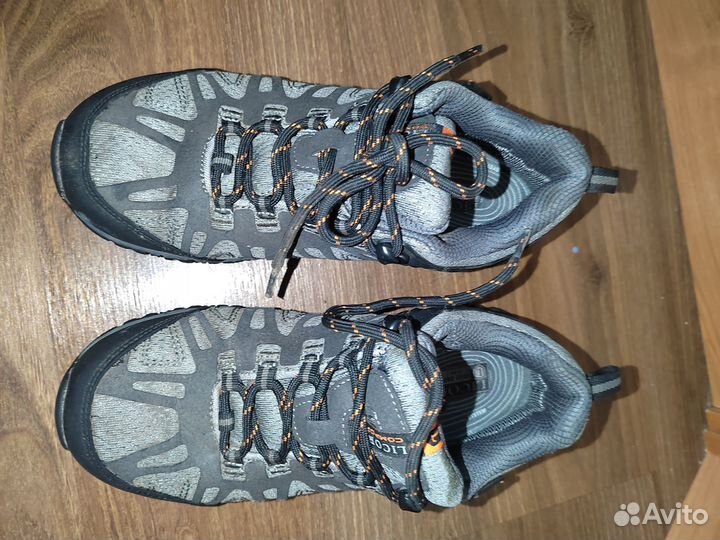 Кроссовки спортивные