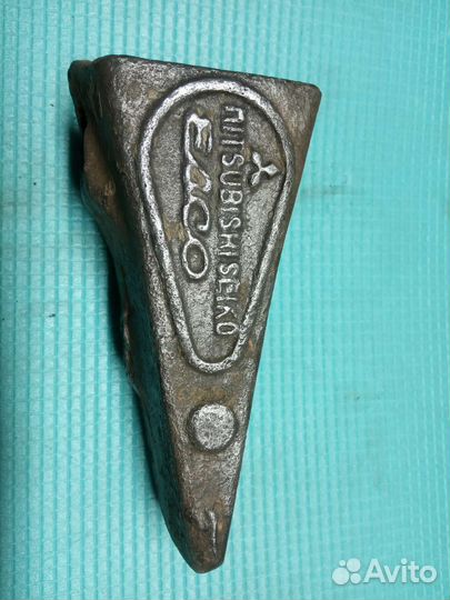 Зуб от ковша экскаватора японский ископаемый