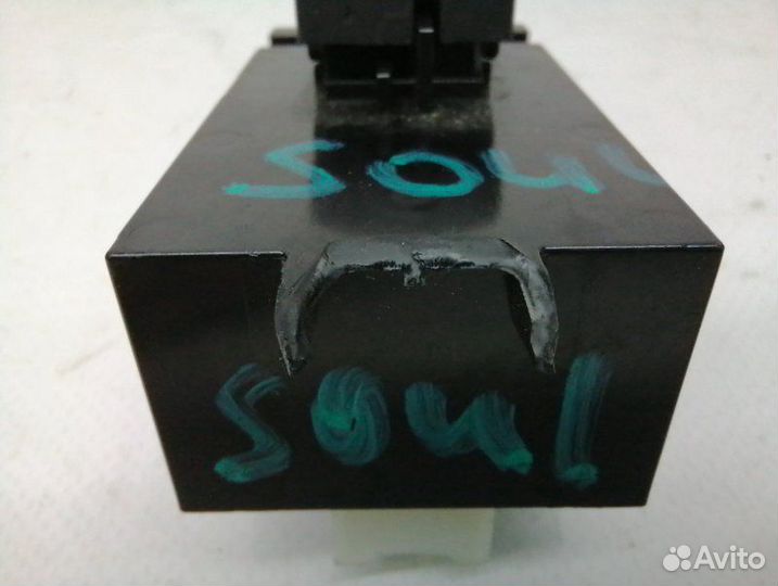 Кнопка стеклоподъёмника передняя правая Kia Soul 2