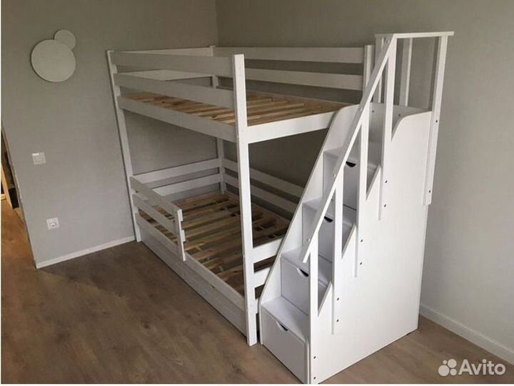 Двухъярусная детская кровать с лестницей комодом