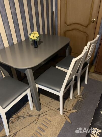 Стол и стулья для кухни