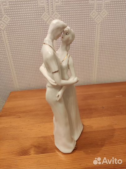 Фарфоровая статуэтка пара