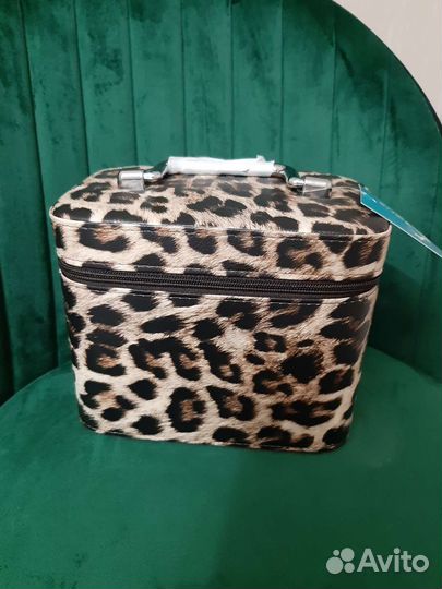 Косметичка чемодан новая с биркой