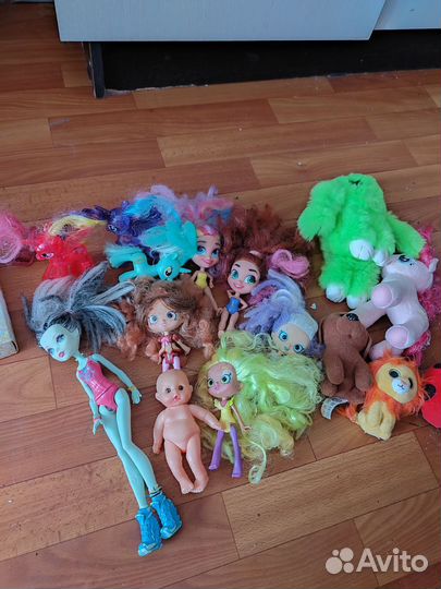 Доска для рисования и игрушки