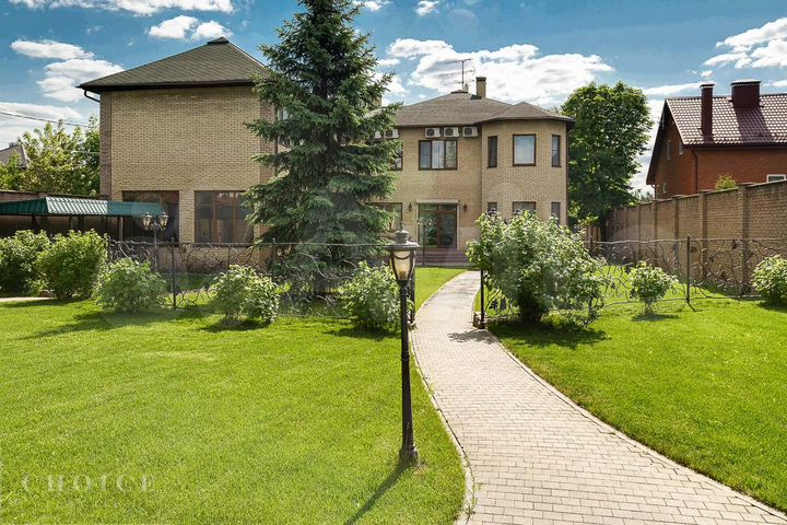 Коттедж 670 м² на участке 16 сот.