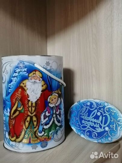 Жестяные банки с новогодней тематикой