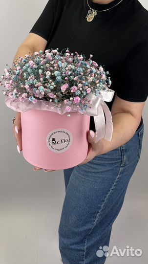 Букет яркой гипсофилы в коробочке от