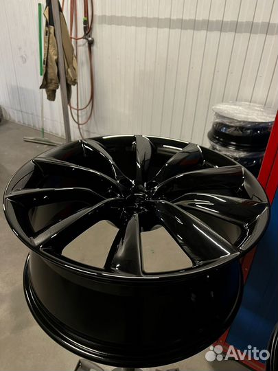 Оригинальные колеса с резиной Tesla Model X