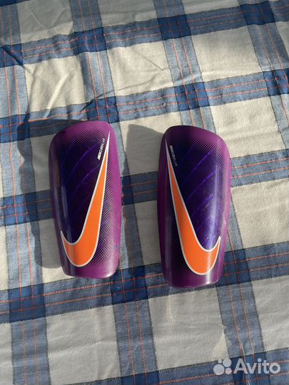Футбольные щитки Nike