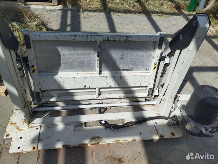 Инвалидный подъемник в автомобиль