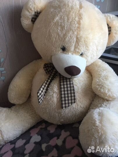 Большой плюшевый медведь