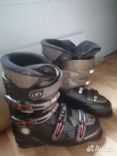 Горнолыжные ботинки и лыжи