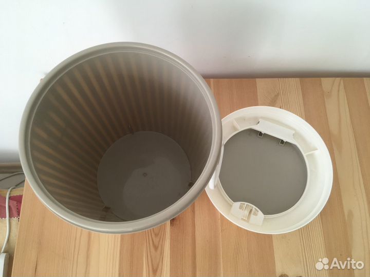 Мусорное ведерко с крышкой автоматом