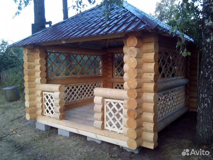 Навес из оцилиндрованного бревна