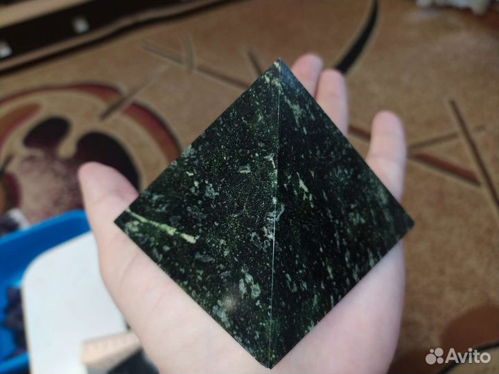 Пирамидки из змеевика