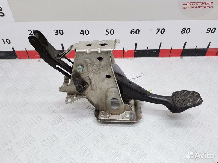 Педаль тормоза Volkswagen Touran 2004