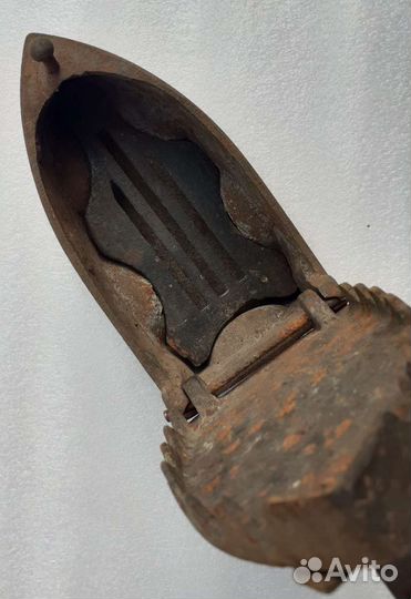 Старинный угольный утюг