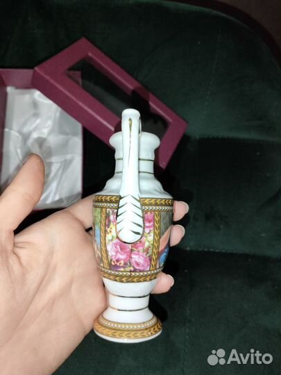 Фарфоровая ваза-статуэтка