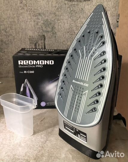 Утюг Redmond RI-C260 с автоотключением